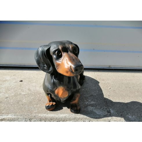 Kutya-Tacskó-hátsó lábain ülő-23cm