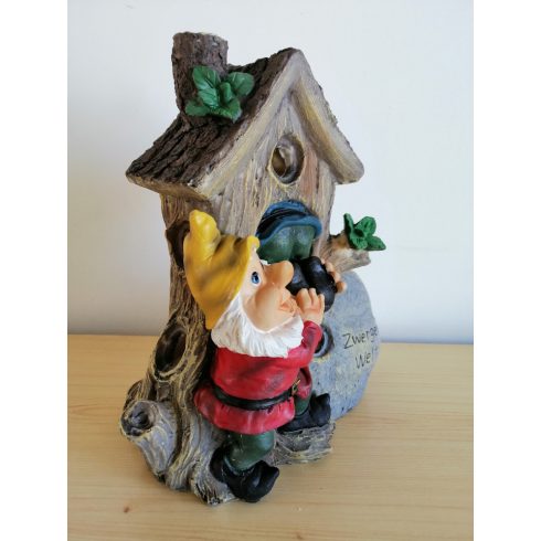 Kerti törpe-22cm-ház előtt-piros kabátos