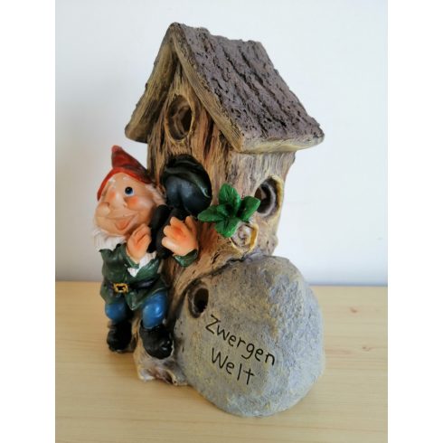 Kerti törpe-22cm-ház előtt-zöld kabátos