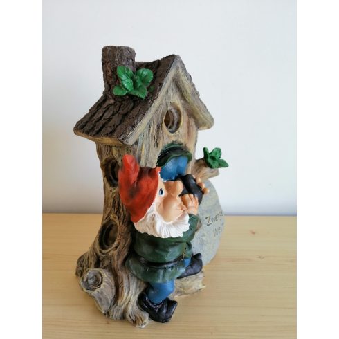 Kerti törpe-22cm-ház előtt-zöld kabátos
