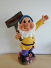 Kerti törpe-58cm-Üdvözlő táblával/felemelt kézzel Kerti törpe-58cm-Üdvözlő táblával/felemelt kézzel