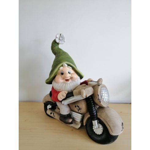 Kerti törpe-40cm-motoron-zöld sapkás/virág dísszel-B