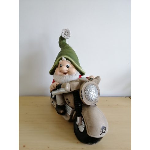 Kerti törpe-40cm-motoron-zöld sapkás/virág dísszel-B