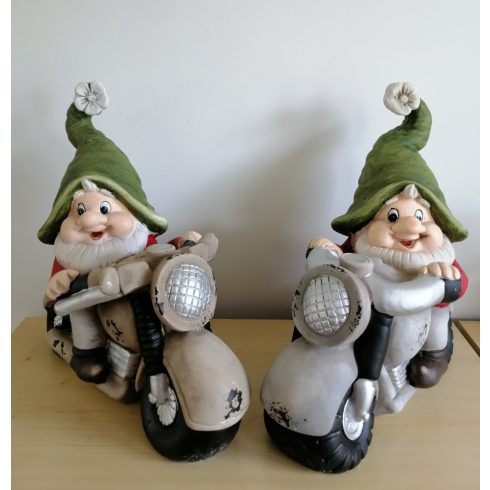 Kerti törpe-40cm-motoron-zöld sapkás/virág dísszel-B