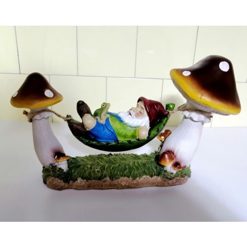 Kerti törpe-22cm-gombás függőágyban pihenő