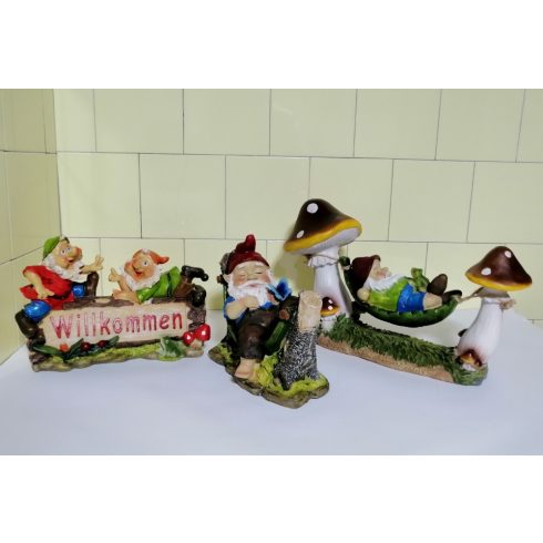 Kerti törpe-19cm-Üdvözlőtáblával-törpék farönkön