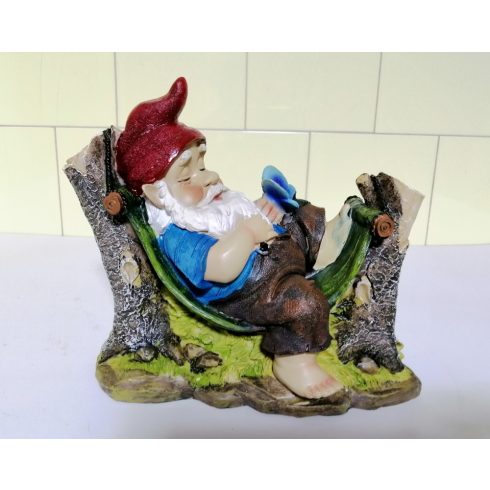 Kerti törpe-19cm-fatörzsek közötti függőágyban pihenő