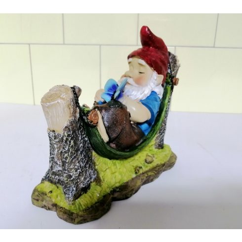 Kerti törpe-19cm-fatörzsek közötti függőágyban pihenő